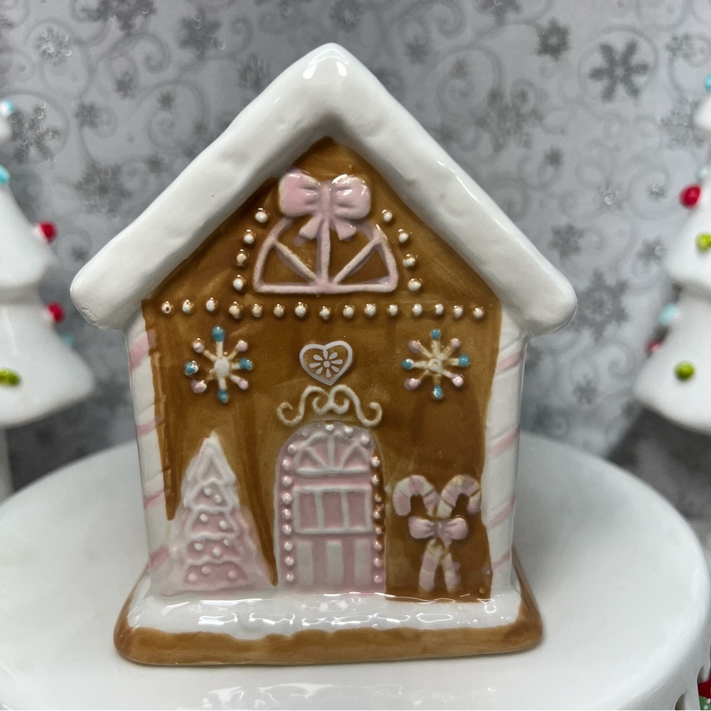 Christmas Pastel Pink Ceramic Gingerbread Soap Dispenser & Dish Scrubby Holder - Picture 7 of 12